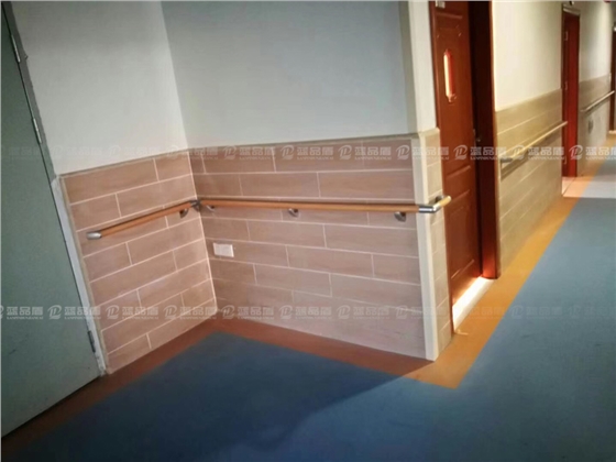 原木走廊扶手1.jpg 原木走廊扶手1.jpg