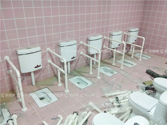 公共廁所蹲便器扶手.jpg 公共廁所蹲便器扶手.jpg